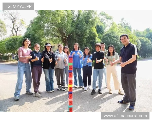 团队协作挑战：如何在不触碰绳子的情况下成功穿越障碍并完成任务